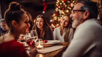 grupo do feliz pessoas a comemorar Natal junto. Natal jantar com amigos e família. inverno feriado celebração. foto