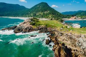 rochoso ilha e oceano com ondas dentro brasil. aéreo Visão do ponta das campanhas foto