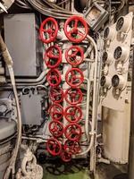 lá estão grande quantidade do vermelho válvulas em a Pasopati submarino pertencer para a indonésio marinha, Indonésia, 17 abril 2024. foto