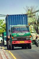 uma reboque caminhão carregando logística ou Remessa containers foto