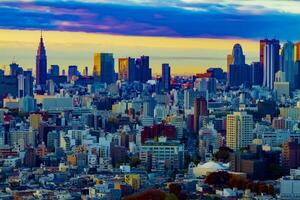 uma crepúsculo do paisagem urbana dentro Tóquio Alto ângulo Largo tiro foto