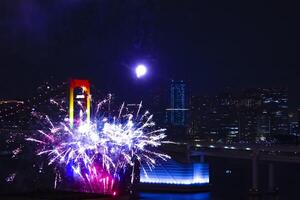 uma noite fogos de artifício perto arco Iris ponte às a urbano cidade dentro Tóquio grandes tiro foto