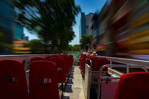 uma paisagem urbana às a topo cobertura do Duplo decker ônibus dentro ho chi minh foto