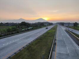 lindo pôr do sol Visão em Pedágio estrada dentro boyolali, Indonésia foto