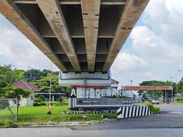 baixo ângulo Visão do a estrada de ferro linha conectando adi Soemarmo aeroporto - balapan só estação dentro surakarta, Indonésia foto