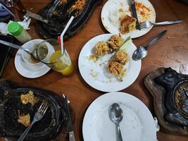 uma família jantar festa às uma bife restaurante dentro surakarta, Indonésia foto