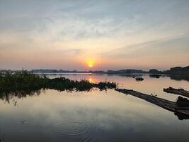 lindo nascer do sol Visão às cengklik reservatório dentro boyolali, Indonésia foto