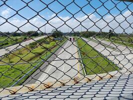 Alto ângulo Visão do Pedágio estrada através segurança fio às viaduto dentro boyolali, Indonésia foto