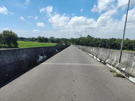 rua Visão em viaduto contra azul céu foto