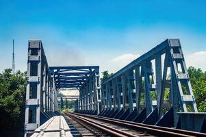 uma ampla aço treliça ponte para uma solteiro rastrear estrada de ferro dentro Indonésia foto