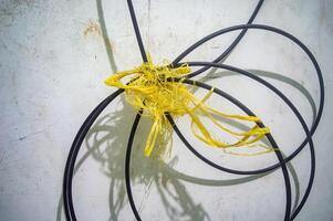 uma bobina do intrincado cabo amarrado com plástico corda ou ráfia foto
