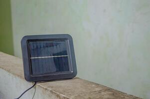 mini portátil solar painéis para ambientalmente amigáveis renovável energia eletricidade com cópia de espaço foto