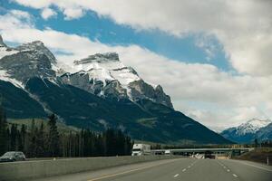 transcanadá rodovia dentro banff nacional parque, mostrando a animais selvagens cruzando ultrapassar foto