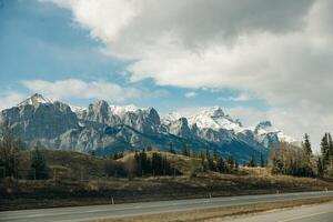 transcanadá rodovia dentro banff nacional parque, mostrando a animais selvagens cruzando ultrapassar foto