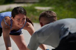 exercício, brincar e casal exercite-se e esticam juntos ao ar livre dentro natureza de uma montanha para saúde, bem estar e fitness. pessoas, parceiros e atletas Treinamento e guardando em forma e pantanoso foto