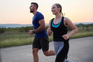 dinâmico duo. pronto para fitness casal abraços confiança e preparação para próximos maratonas foto