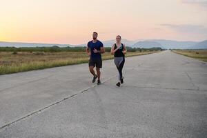 dinâmico duo. pronto para fitness casal abraços confiança e preparação para próximos maratonas foto