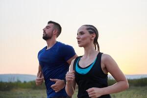 dinâmico duo. pronto para fitness casal abraços confiança e preparação para próximos maratonas foto