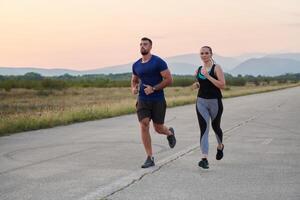 dinâmico duo. pronto para fitness casal abraços confiança e preparação para próximos maratonas foto