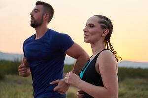 dinâmico duo. pronto para fitness casal abraços confiança e preparação para próximos maratonas foto