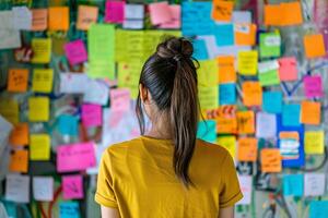 jovem pessoa é pensando contra parede com muitos adesivos. conceito do resolução problemas e problemas às trabalhos foto