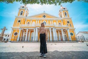 retrato do uma lindo turista menina dentro frente do a catedral dentro granada, Nicarágua. retrato do feliz menina dentro frente do uma catedral dentro uma turista quadrado foto