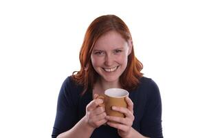 sorridente mulher segurando caneca dentro ambos mãos foto