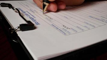 9 foto hispânico masculino mão o preenchimento Fora escrevendo hipoteca empréstimo contrato Formato