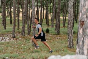 determinado homem conquistando floresta obstáculos com grão e Rapidez foto