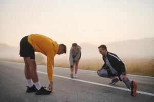 diverso atletas preparar. dinâmico grupo aquece acima para manhã correr. foto