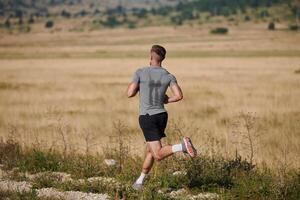 determinado passo Atlético homem embarca em maratona preparação com resolver. foto