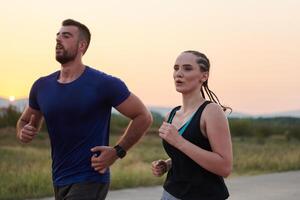 dinâmico duo. pronto para fitness casal abraços confiança e preparação para próximos maratonas foto