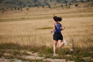 só passo determinado atleta mulher embarca em ginástica viagem para maratona preparação. foto