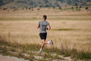 determinado passo Atlético homem embarca em maratona preparação com resolver. foto