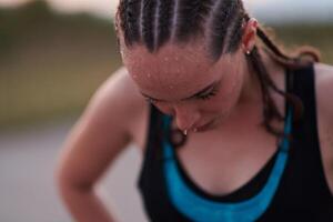 fechar-se retrato do determinado atleta em repouso depois de intenso exercite-se foto