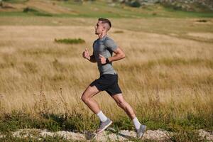 determinado passo Atlético homem embarca em maratona preparação com resolver. foto