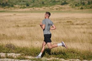 determinado passo Atlético homem embarca em maratona preparação com resolver. foto