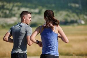 dinâmico duo. pronto para fitness casal abraços confiança e preparação para próximos maratonas foto