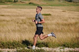 determinado passo Atlético homem embarca em maratona preparação com resolver. foto