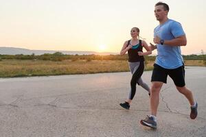 dinâmico duo. pronto para fitness casal abraços confiança e preparação para próximos maratonas foto