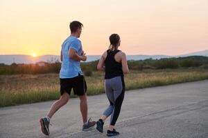 dinâmico duo. pronto para fitness casal abraços confiança e preparação para próximos maratonas foto