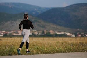 uma determinado mulher atleta trens para sucesso dentro a manhã Sol. foto