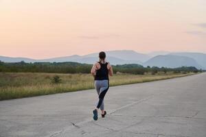 só passo determinado atleta mulher embarca em ginástica viagem para maratona preparação. foto