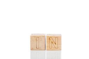 de madeira cubos com cartas dentro em uma branco fundo foto