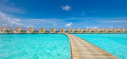 ilha paradisíaca maldivas. paisagem aérea tropical, marinha com cais, villas de bangalôs de água com incrível praia de lagoa do mar. destino de turismo exótico, fundo de férias de verão. viagem aérea foto