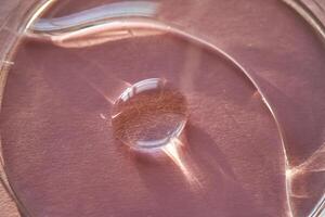 lindo volumétrico solta do Cosmético produtos em uma Rosa fundo. foto