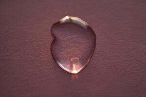 lindo volumétrico solta do Cosmético produtos em uma Sombrio roxa fundo. foto