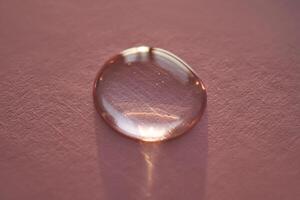 lindo volumétrico solta do Cosmético produtos em uma Rosa fundo. foto
