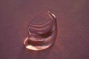 lindo volumétrico solta do Cosmético produtos em uma Sombrio roxa fundo. foto
