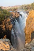 bela cachoeira em epupa, com luz do pôr do sol. namibia foto